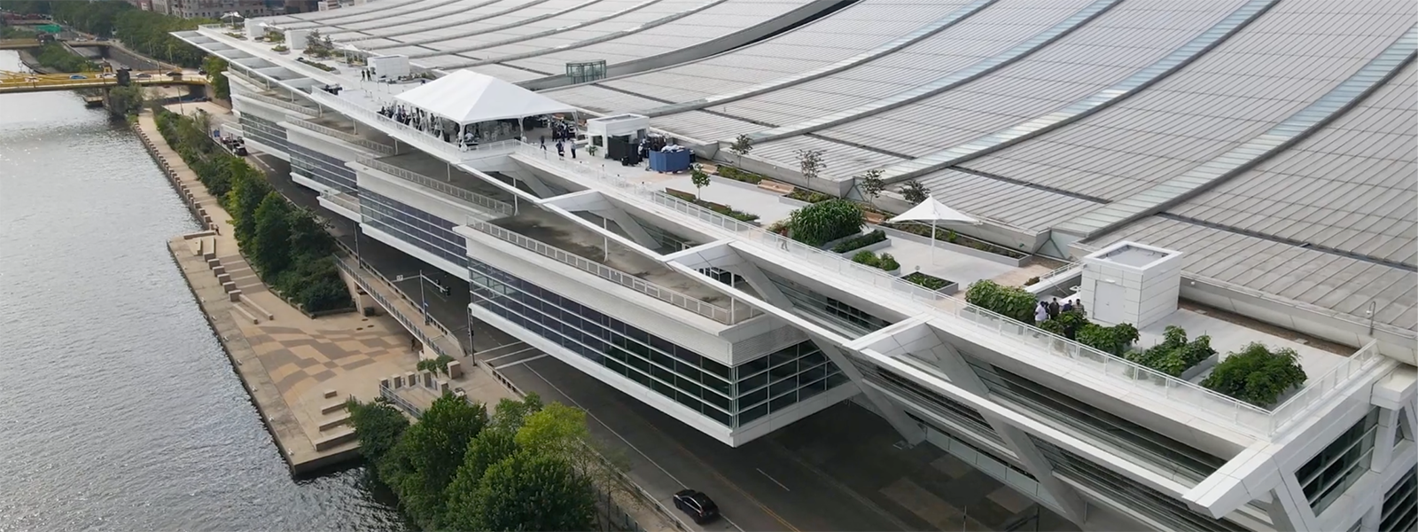 Photo of the rooftop gardens on the Convention Center in downtown Pittsburgh, 沿河而建