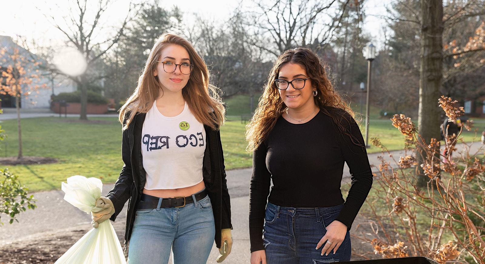 Photo of two Chatham University students, one wearing an Eco Reps shirt, collecting trash on 足球波胆平台